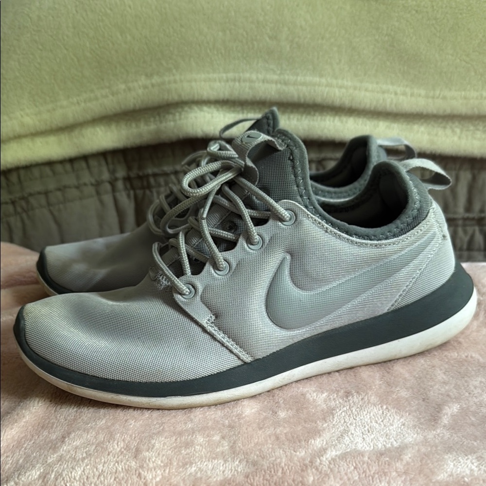 Nike Roshe Runs Gray Sneakers Modern Streamlined Design